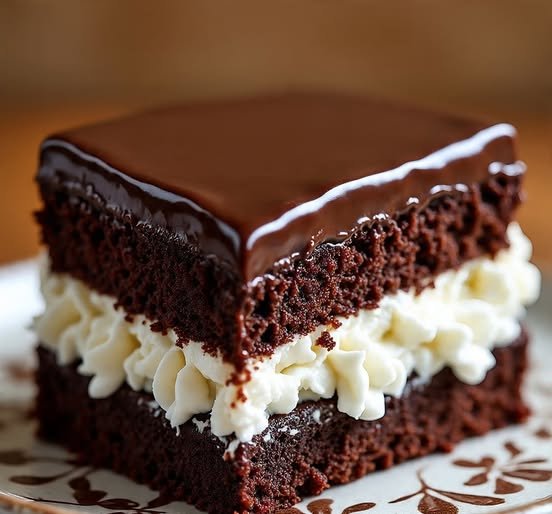 Bolo de chocolate com creme de coco