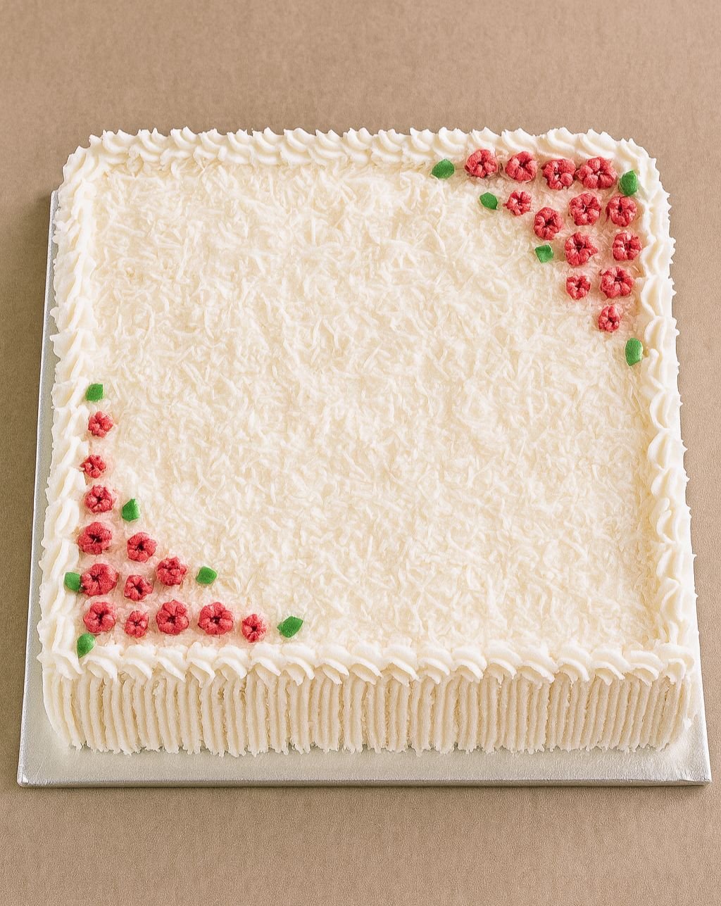 Bolo de Coco com Chantilly e Coco Ralado